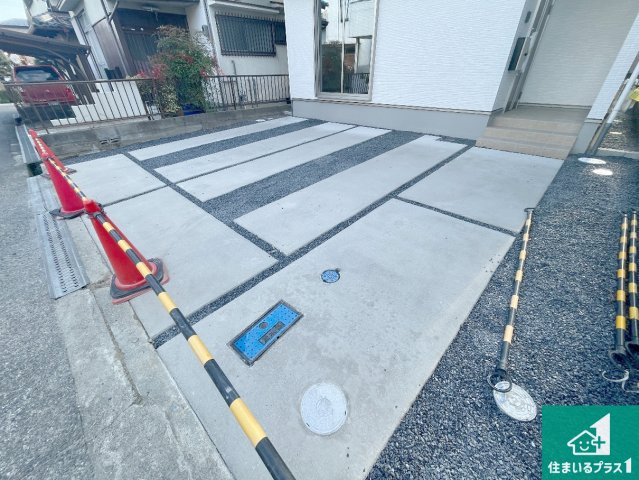 栗東市中沢　第3期　新築一戸建ての駐車場|並列２台駐車可能！ゆとりの駐車スペースで車庫入れもスムーズ！
