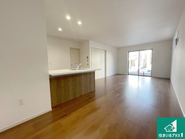 栗東市中沢　第3期　新築一戸建ての居間・リビング|日当たり良好の明るいリビングで朝の目覚めもスッキリできそう！対面キッチンでご家族のコミュニケーションも自然と増える設計！小さなお子様が遊ぶスペースを作っても広々とくつろげるLDK！