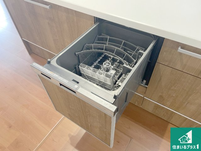 栗東市中沢　第3期　新築一戸建ての設備|食事後の一仕事、食器洗いをボタン一つでお任せできちゃいます！場所を取らないビルトイン式なので、お料理スペースもしっかり確保！