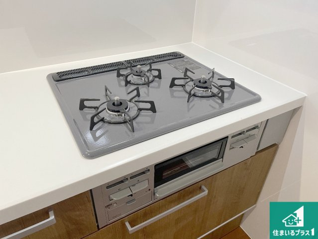 栗東市中沢　第3期　新築一戸建ての設備|ダブル高火力Ｓｉセンサー付きコンロ！３口あるので、まとめて料理をする時も大活躍！