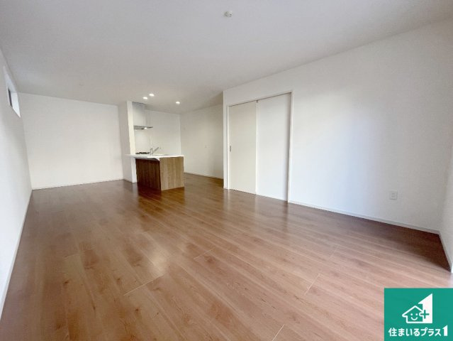 栗東市中沢　第3期　新築一戸建ての居間・リビング|シンプルなリビングは、観葉植物等のインテリアを楽しめますね！パパ好みにも、ママ好みにも家具次第で雰囲気を変えることができます！