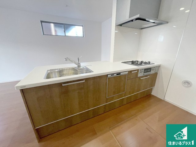 栗東市中沢　第3期　新築一戸建てのキッチン|明るいリビングで朝の目覚めもスッキリできそう！対面キッチンでご家族のコミュニケーションも自然と増える設計！小さなお子様が遊ぶスペースを作っても広々とくつろげるLDK！