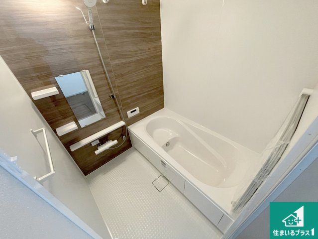 栗東市中沢　第3期　新築一戸建ての浴室|足をゆったり伸ばして寛げる浴槽です。浴室乾燥機も設置しているので、雨の日の洗濯物も安心です♪