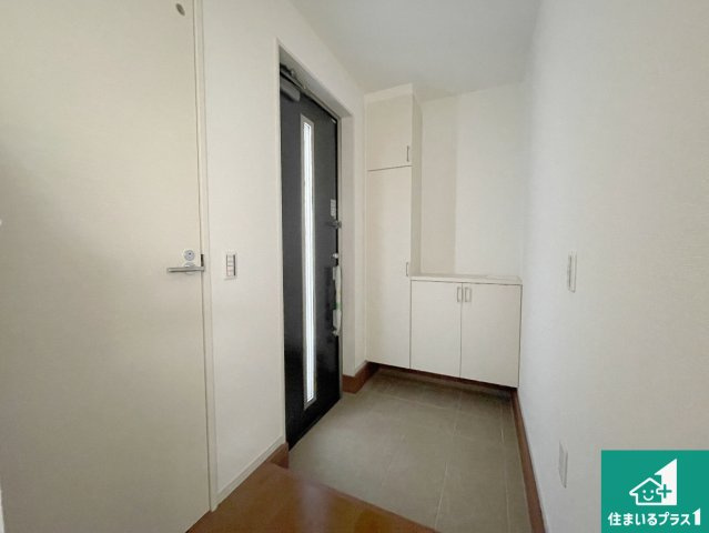 栗東市中沢　第3期　新築一戸建ての玄関|シューズボックスにはたくさんの靴が収納できるので玄関周りはいつもスッキリ！ご家族が増えても安心！