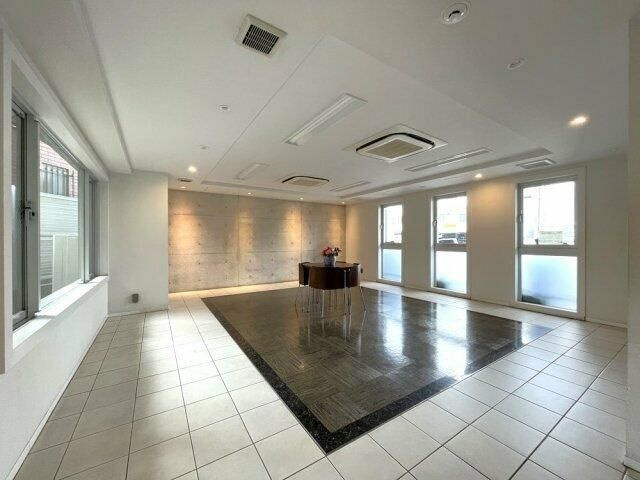 ＣＡＬＭ．ＫＯＩＷＡ　ＷＥＳＴのロビー