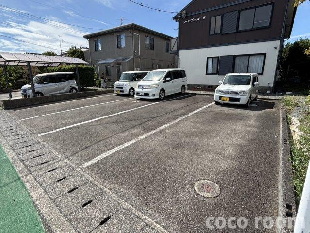 ヴァンヴェールⅡの駐車場