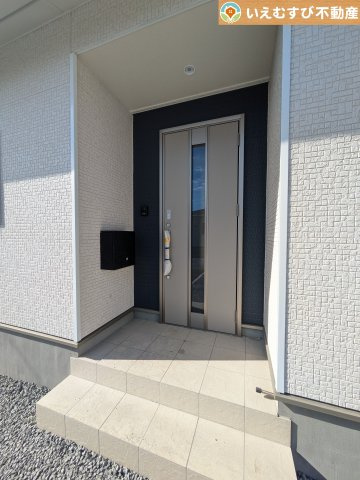 Cradle garden　上里町嘉美第4のエントランス|落ち着いた色づかいのエントランス
駐車場からアクセスの良いエントランス。雨の日や荷物が多くても安心の動線♪