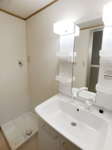 クレール琴山　B棟の独立洗面台|独立洗面化粧台が付いています