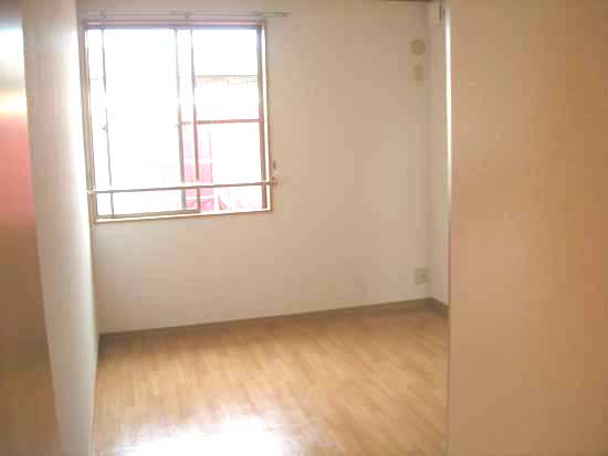 クレール琴山　B棟の洋室|居間です