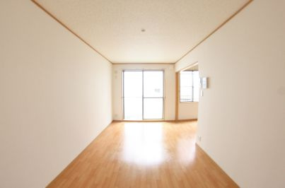 クレール琴山　B棟の居間・リビング|使いやすいリビングです