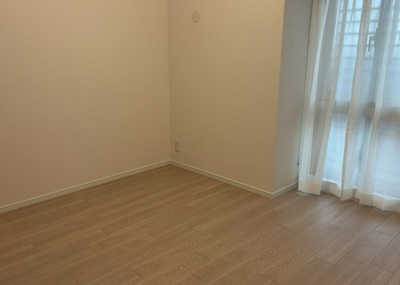 【洋室】 | プレヴィオ橋本 | 洋室のメリットは重い家具が置きやすく、身の回りが整理しやすいことです。 床がフローリングのため畳とは異なり凹みにくいです。 クローゼットなど収納が豊富で、普段使わない旅行カバンや服の整頓も簡単にです。