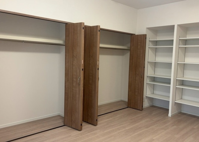 【収納】 | プレヴィオ橋本 | デザイン性を重視しすぎて収納が少なかった！なんてことにならないため、事前に現地で収納の数を確認しておくことをお勧めします。クローゼット以外にも床下収納や屋根裏収納、パントリーなどもチェックしましょう。