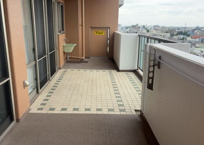 【バルコニー】 | プレヴィオ橋本 | バルコニーは、室外の専用スペースのうち、「屋根がなく開放された空間」であるものを指します。ベランダより広いタイプのものが多く、日当たりもよいため家庭菜園などを楽しみたい人にとって適した環境となります。