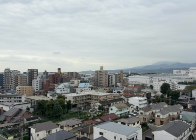 【展望】 | プレヴィオ橋本 | 眺望の良さを楽しめるダイニングキッチンで家族団らんの時間を過ごしてはいかがでしょうか。バルコニーから見える景色を家族で眺める時間は、時間が経つのを忘れてしまいそうですね。是非、現地を見に行きましょう！