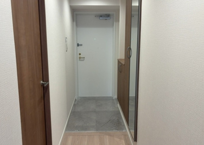 【玄関】 | プレヴィオ橋本 | 玄関は家の顔でもあり、家族以外の目にも止まる場所です。玄関は外との間を仕切る扉、靴などをしまっておく収納スペース、靴脱ぎのたたきスペース、来客とのやり取りをするドアホンなど複数のアイテムからなります。