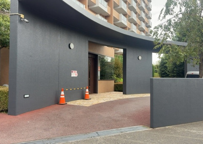 【エントランス】 | プレヴィオ橋本 | マンションのエントランスには、もともと風よけや防犯の役割がありますが、マンションによって宅配ボックスなどの設備が備わっている所もあります。日々の生活をイメージしながら生活しやすさをチェックしましょう。