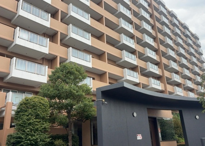 【外観】 | プレヴィオ橋本 | 外観はマンション管理がされているかの目安になります。築年数が古いと、壁面は劣化してひび割れが生じることも！建物が古びていても細かいところが修繕されていると、きちんと管理されているなぁと感じるでしょう。