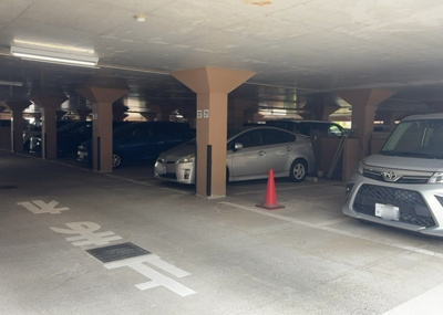 【駐車場】 | プレヴィオ橋本 | 車一台あたりに必要なスペースは、標準サイズの普通自動車で横幅2m50cm、長さ5mは必要になります。ただし、乗降のことも考慮して横幅3m30cm、長さ5m50cmほどは確保できるところを選びましょう。