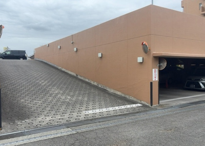 【駐車場】 | プレヴィオ橋本 | 駐車場と明記されていても、最小スペースでつくられた駐車場だと大型車は駐車できなかったり、出入りしにくくなったりする可能性があります。お車のサイズと購入したい物件の駐車場のサイズを現地で確認しましょう。