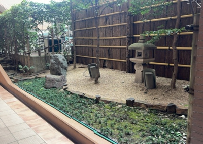 【中庭】 | プレヴィオ橋本 | 中庭（パティオ）とは、一つの建築物の内部に設けられた、壁などで囲われている庭のことを指します。コの字型、ロの字型が主流ですが、L字型の中庭もあります。最近では、インテリア性の高さからも人気があります。