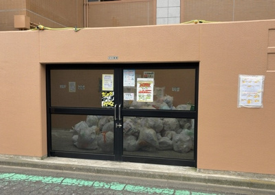 【設備】 | プレヴィオ橋本 | 共有部分は、住民なら誰もが使える設備のこと。例えば駐車場やエレベーター、インターネット設備、セキュリティ設備などがあります。他にも、マンションの廊下・外部階段やエントランス・ゴミ置き場などがあります。