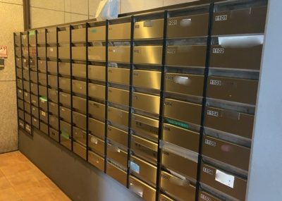 【設備】 | プレヴィオ橋本 | エントランス付近に設置されている集合ポストは、住んでいる部屋と離れているため、ポストをあさるなど誰かに何かされていても被害に気づきにくいです。入居する時には他人に特定されにくい番号で鍵をかけましょう！