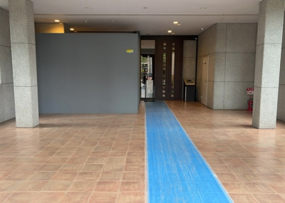 【ロビー】 | プレヴィオ橋本 | ラウンジは、マンションの共用スペースに椅子やテーブルなどを配置した利用者が寛げる空間です。屋内型ラウンジと屋外型ラウンジがあります。共用部分の管理状況と合わせて、詳細については現地でご確認ください。