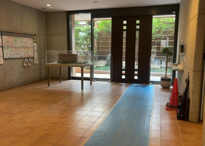 【ロビー】 | プレヴィオ橋本 | ロビーというと、エントランスと何がちがうの？と思いますよね。実はロビーとエントランスには明確な決まりはありません。物件によっては、エントランスを入って広がるある程度の広さのある空間がロビーとなります。