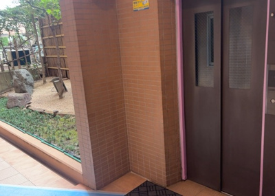 【その他共用部分】 | プレヴィオ橋本 | 共有部分は、住民なら誰もが使える設備のこと。例えば駐車場やエレベーター、インターネット設備、セキュリティ設備などがあります。他にも、マンションの廊下・外部階段やエントランス・ゴミ置き場などがあります。