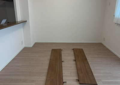 【ダイニング】 | プレヴィオ橋本 | ダイニングは、食事や家族の団らんスペースとしてだけではなく、ほかの用途としても使用することができます。ダイニングテーブルを置き、食事のためのスペースを作ることでリビングとの差別化を図ることができます。