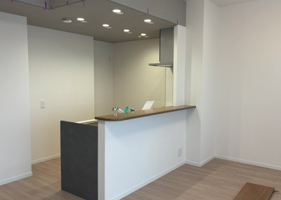 【キッチン】 | プレヴィオ橋本 | L型アイランドタイプは、キッチンからダイニングにもリビングにも目が行き届くので、とても使いやすい配置です。L字型独立タイプは、キッチンを独立させてるためLDKというよりもLDといった様なイメージです。