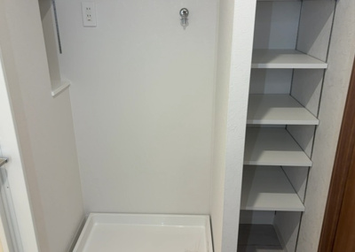 【ランドリースペース】 | プレヴィオ橋本 | ランドリースペースも気になります。洗濯機置場があり「洗う、干す、取り込む、アイロンがけ、たたむ」など、洗濯に関する家事をするための空間です。広さや収納など付帯設備も含めて、詳細は現地でご確認ください。