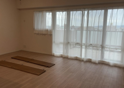 【居間・リビング】 | プレヴィオ橋本 | リビングの間取りの種類は大きくわけてリビングとダイニングが別になっているタイプ、リビングダイニング一体型です。どちらも一長一短ですので、家を選ぶ時はその両面をチェックして決めるようにしましょう。