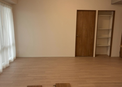 【居間・リビング】 | プレヴィオ橋本 | 直線タイプはLとDKを一直線に並べた形で対面キッチンのタイプです。一般的なのでよく見かけるかもしれません。直線タイプに似た直接アイランドタイプは、キッチンとダイニングの間に壁がない分広く感じられます。