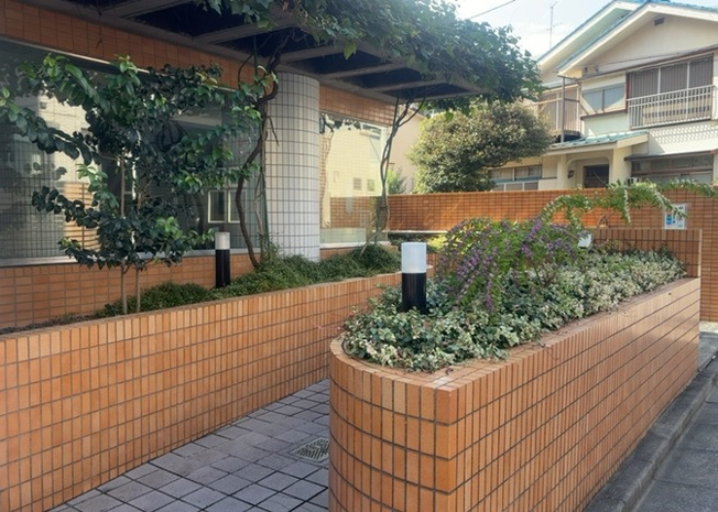 【庭】 | ダイアパレス相模原Ⅱ | 物件によっては、入居者が個人的に使用できる専用庭がついているものもあります。また、住宅の中にある土間の部分を庭と呼ぶこともあります。庭の用途は住む人によって変わり、それによってデザインもさまざまです。