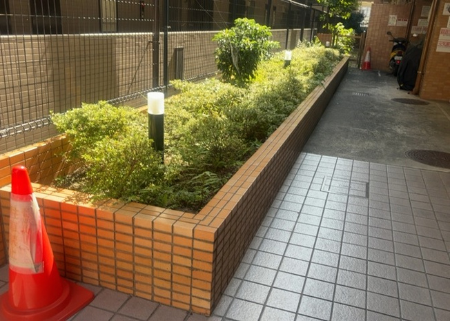 【中庭】 | ダイアパレス相模原Ⅱ | 中庭（パティオ）とは、一つの建築物の内部に設けられた、壁などで囲われている庭のことを指します。コの字型、ロの字型が主流ですが、L字型の中庭もあります。最近では、インテリア性の高さからも人気があります。