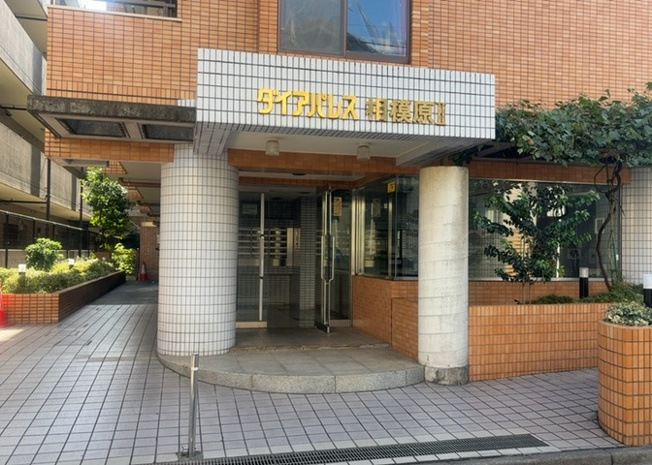 【エントランス】 | ダイアパレス相模原Ⅱ | マンションのエントランスには、もともと風よけや防犯の役割がありますが、マンションによって宅配ボックスなどの設備が備わっている所もあります。日々の生活をイメージしながら生活しやすさをチェックしましょう。