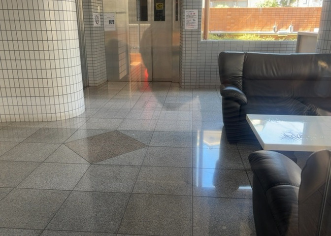 【ロビー】 | ダイアパレス相模原Ⅱ | ロビーというと、エントランスと何がちがうの？と思いますよね。実はロビーとエントランスには明確な決まりはありません。物件によっては、エントランスを入って広がるある程度の広さのある空間がロビーとなります。