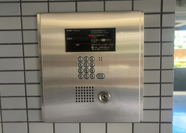 【防犯設備】 | ダイアパレス相模原Ⅱ | 当然のことではありますが、オートロックやセンサーライト、ホームセキュリティーなどの防犯設備があれば、小さいお子様がいるご家庭も安心ですよね！まず物件購入の際は、防犯設備もチェックするようにしましょう。
