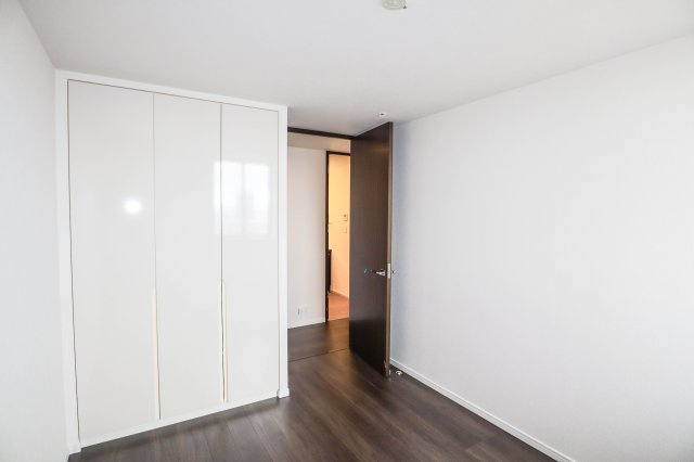 【収納】 | パークタワー梅田 | 洋室 約５．６帖にはクローゼットが有ります♪