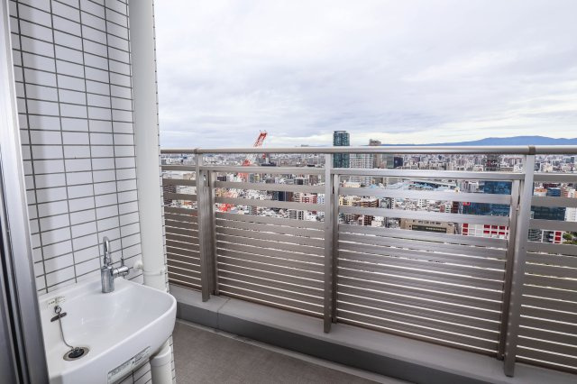【バルコニー】 | パークタワー梅田 | 東向きバルコニーには便利なスロップシンクが有ります♪