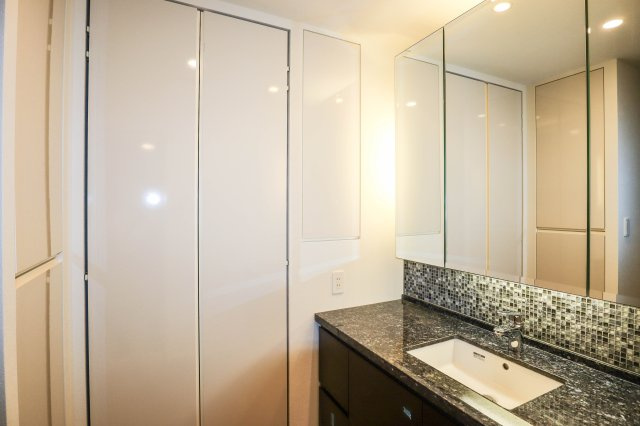 【洗面所】 | パークタワー梅田 | 洗面室には大きな洗面化粧台と室内洗濯機置き場が有ります♪
洗濯機置き場には扉が付いているのでスッキリ！