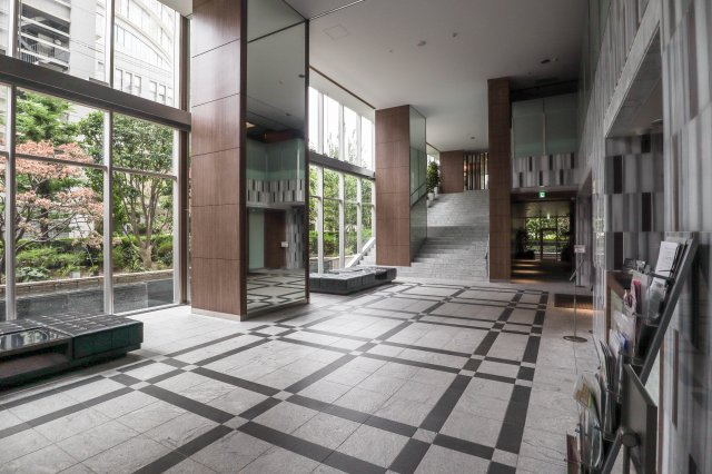 【エントランス】 | パークタワー梅田 | 吹抜で明るく開放感のあるエントランス