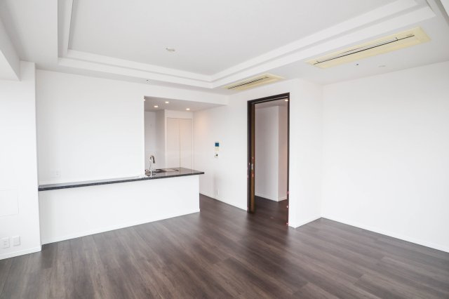 【居間・リビング】 | パークタワー梅田 | 明るいLDKは約１８．３帖