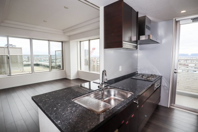 【キッチン】 | パークタワー梅田 | キッチンからバルコニーに出る事が出来ます♪