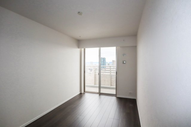 【寝室】 | パークタワー梅田 | 洋室 約８．０帖はバルコニーへ出る事が出来ます♪