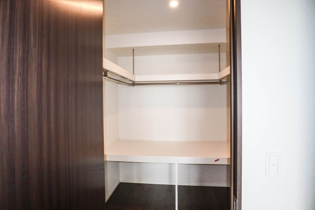 【収納】 | パークタワー梅田 | 洋室 約８．０帖には　しっかり収納できるウォークインクローゼットが有ります♪