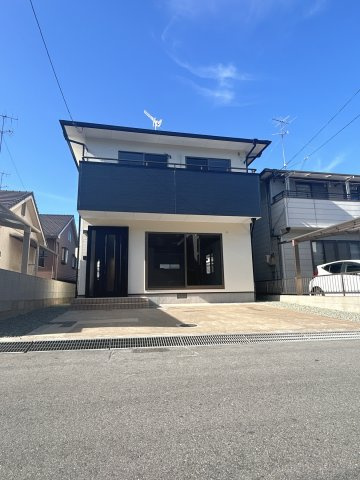 伊勢丘７丁目　リフォーム住宅　駐車場並列３台の外観