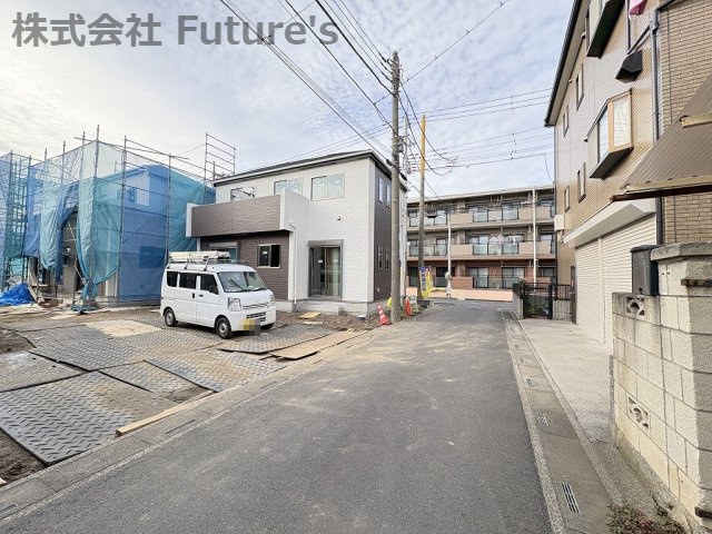 三郷市鷹野4丁目　新築戸建　全2棟　B号棟の前面道路含む現地写真|前面道路含む現地写真です。
