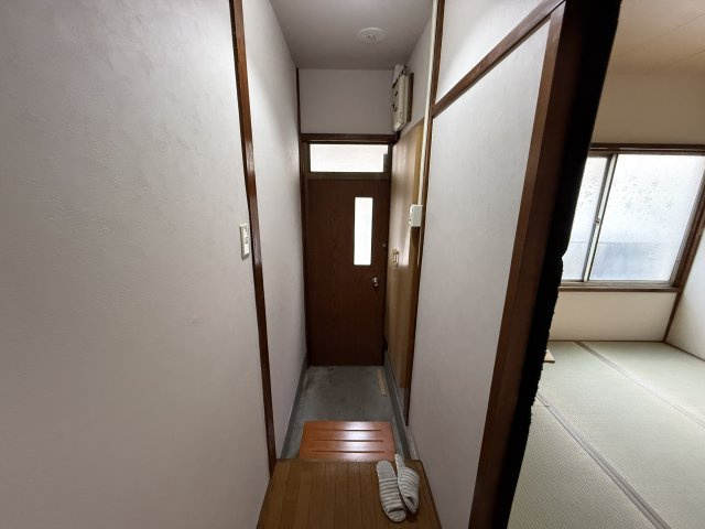 大黒町１丁目貸家の玄関